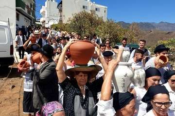 Unas 1.200 personas dan vida a una nueva edición de la Traída del Agua (Foto Francisco Javier Santana y TA)